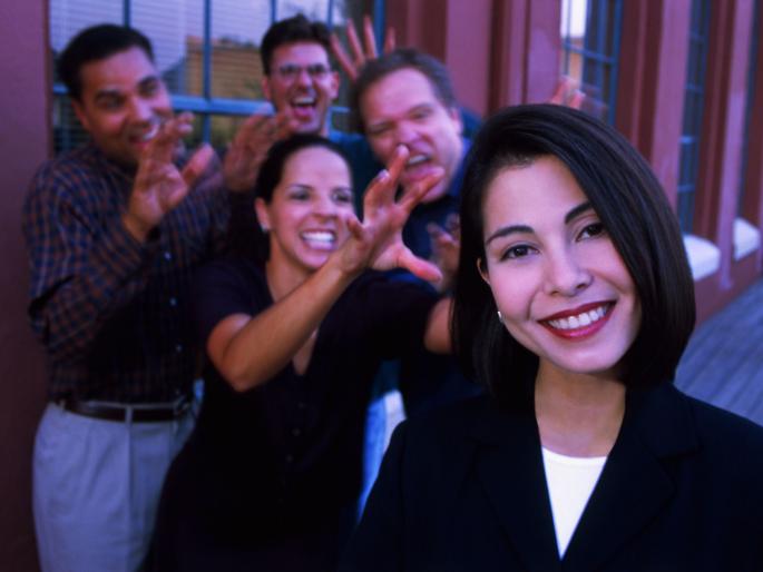 trying to be friend with office college you must know this | ऑफिसातल्या सहकाऱ्यांशी मैत्री करताय ? हे वाचा ..